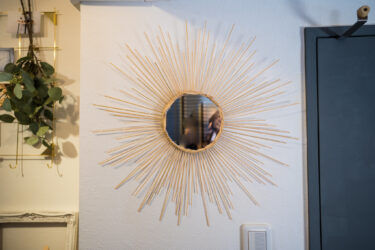 【DIYウォールミラー】インテリア壁掛け鏡を100円ショップを活用して安く作る方法。