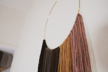 100均の毛糸でオシャレなウォールハンギングを超簡単に作る方法。壁掛け飾りインテリア雑貨自作DIY