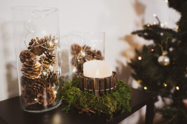 松ぼっくりでお部屋をクリスマスデコレーション！100均アイテムでインテリアイルミネーションを作る簡単アイデア！百均DIY・雑貨・小物装飾